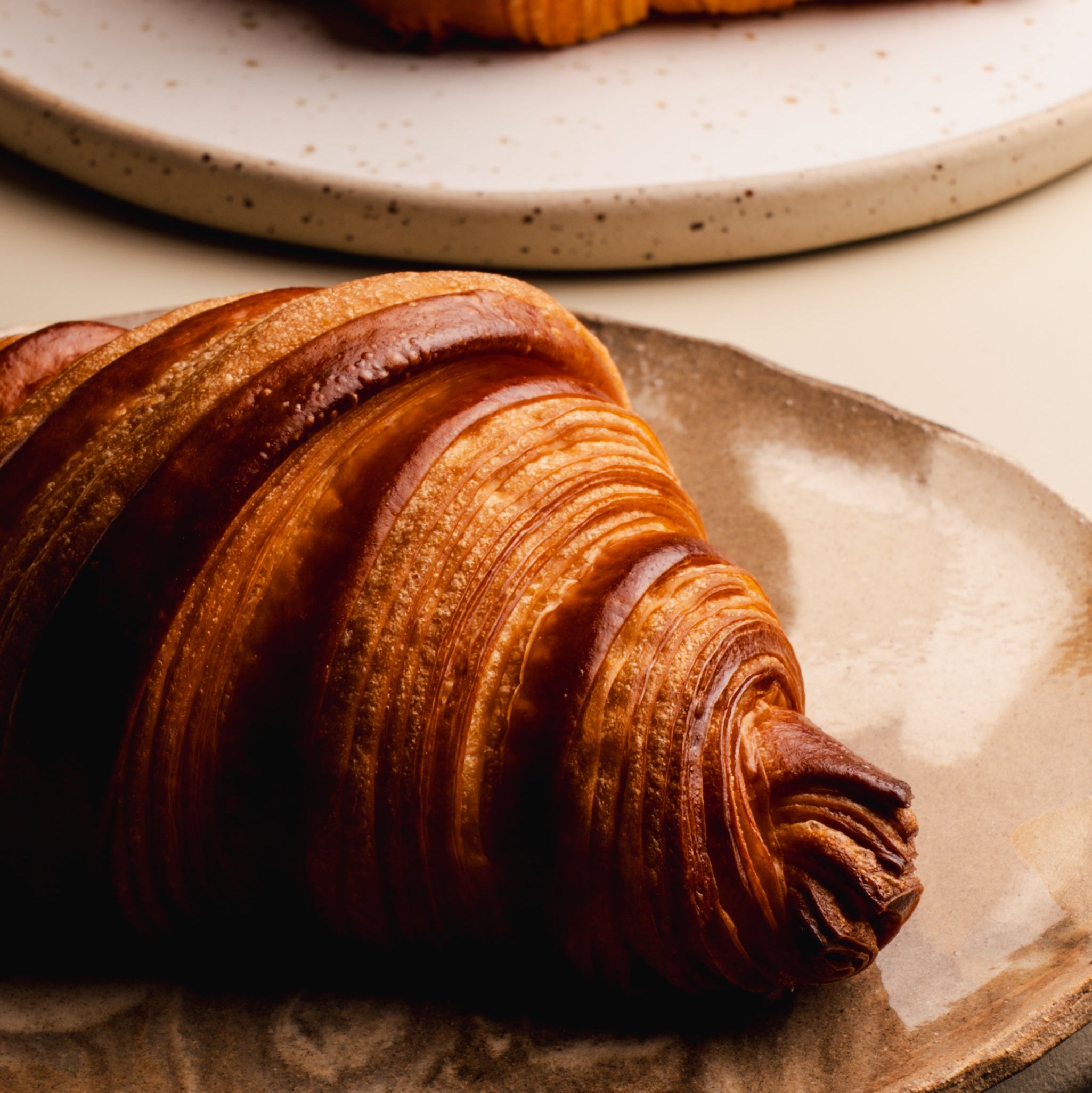 Le feuilletage doré du croissant Lalla Coffee